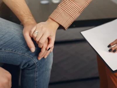 psicologo-hablando-sobre-problema